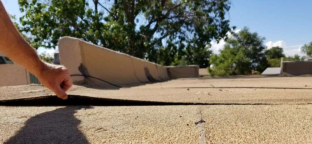 Losliggend dakleer op plat dak in Oostvoorne